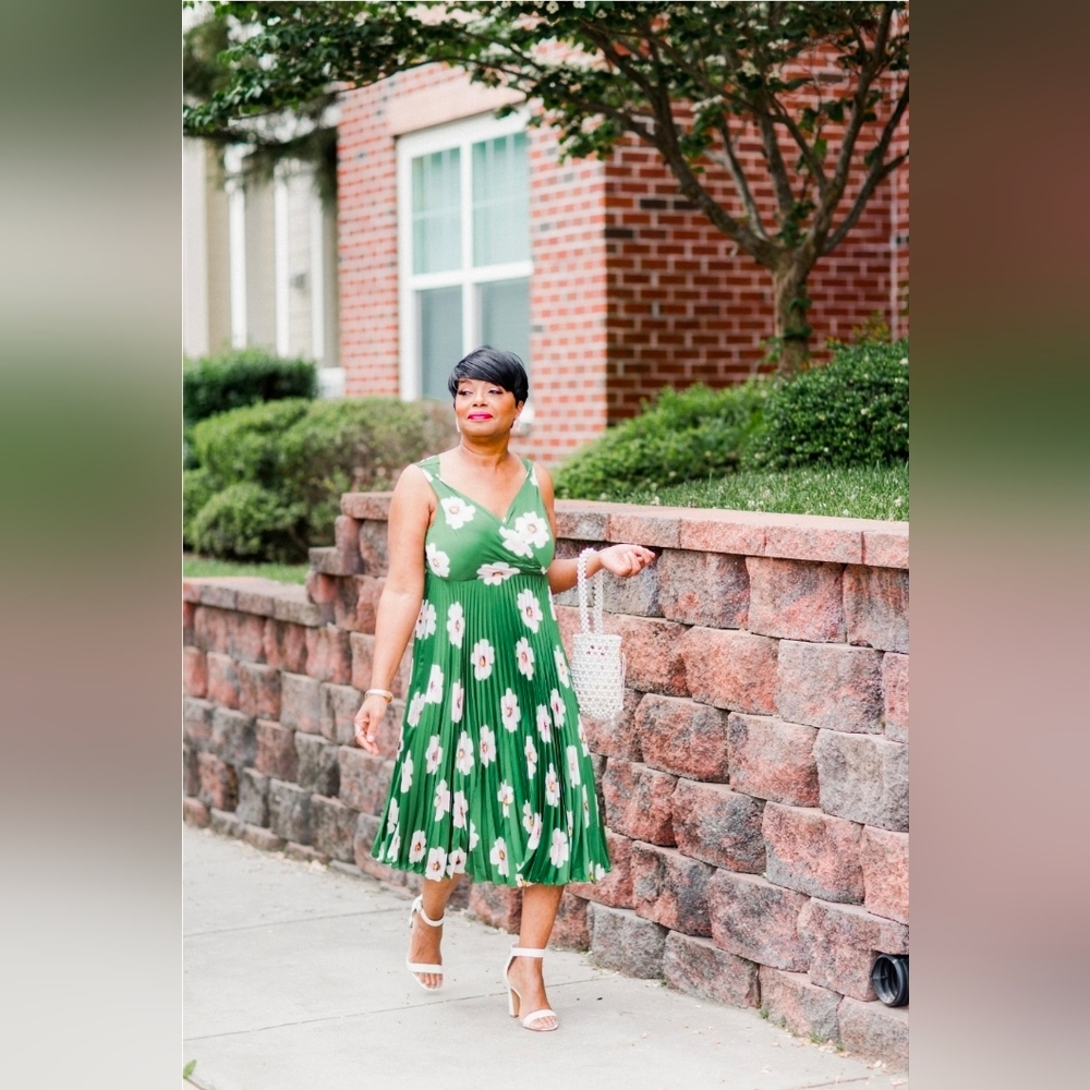 Maggy London Green Floral Pleated Wrap Midi Dress - Size 16 - Picture 2 of 8